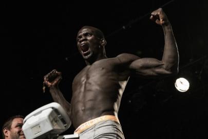 Günde 4 dolara çalışıp elmas kaçakçılığı yapıyordu. Şimdi çok ünlü bir dövüşçü