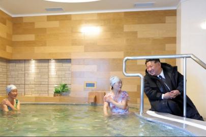 Kim Jong Un kaplıca gezdi. Onu gören işçiler saygı duruşuna geçti