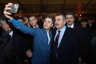 Bakan Tekin Ramazan çadırında gençlerle buluştu