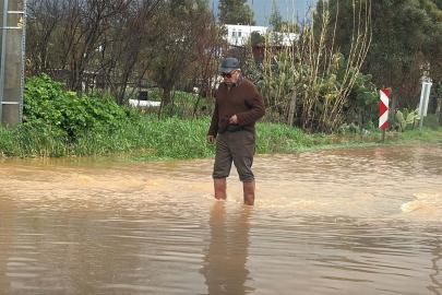 Bodrum'da sağanak; yollar trafiğe kapandı, iş yerlerini su bastı