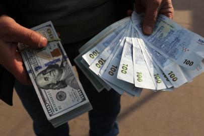 İran'da dolar, ulusal para birimine karşı tarihin en yüksek seviyesine çıktı