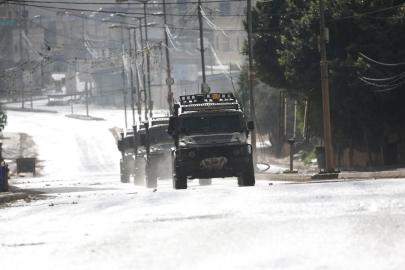 İşgalci İsrail ordusu, Batı Şeria'daki baskınlarda bir kişiyi yaraladı, 35 kişiyi gözaltına aldı
