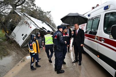 Isparta'da cezaevi ring aracı devrildi: 3 yaralı