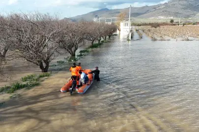 İzmir'de 50 yılda bir görülen meteorolojik tablo... Neden deniz yükseldi?