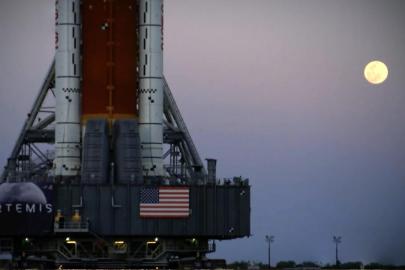NASA, Artemis II roketini tamir için fırlatma rapmasından hangara çekiyor