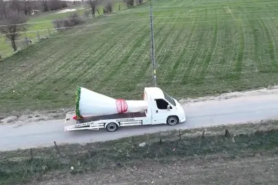 Oto kurtarıcı üzerine yerleştirdiği dev buketle evlilik teklifi etti