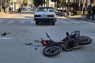 Otomobille çarpışan motosikletli yaralandı