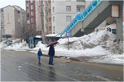 Sağanak yağış Bitlis’te yolları göle çevirdi: Vatandaşlar yetkililere tepki gösterdi
