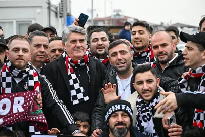 Serdal Adalı, Hatay'da depremzedelerle bir araya geldi