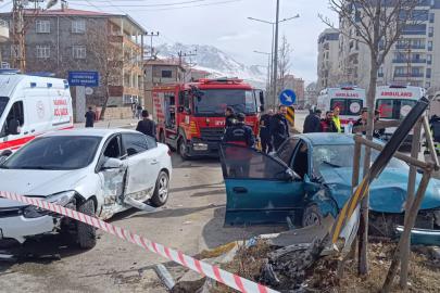 Van'da iki otomobil çarpıştı: 5 kişi yaralandı