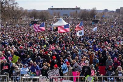 ABD’de milyonlar Trump’a karşı sokaklara döküldü