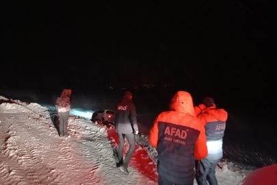 Ağrı'da şarampole kayan kamyonetin imdadına ekipler yetişti