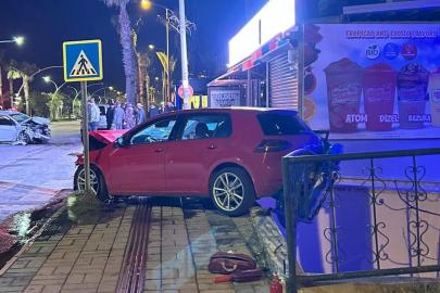 Alanya'da 2 otomobil çarpıştı: 3 yaralı