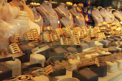 Altın sert çakıldı, 4 ayın dibini gördü