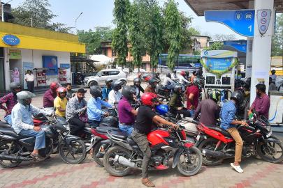 Asya'da günlük yaşamı durma noktasında: Karneyle yakıt dönemi