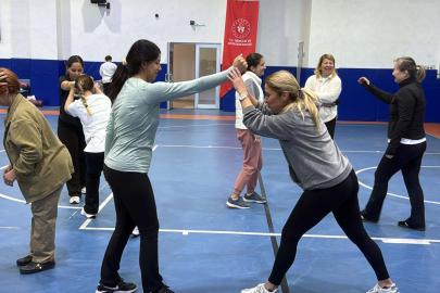 Bodrum'da pilates için gelen kadınlara savunma eğitimi