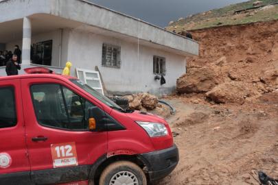 Cizre'de yamaçtan kopan dev kaya bir evin üzerine düştü