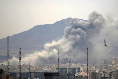 İsrail, Tahran'da komuta merkezleri ve silah üretim tesislerini hedef aldığını ileri sürdü