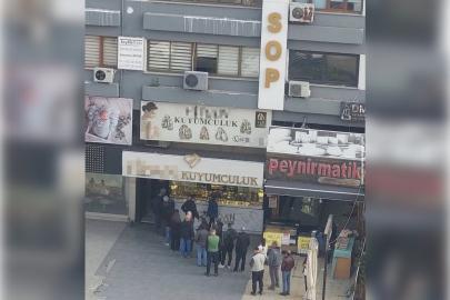 İzmir’de altın fiyatlarındaki düşüş kuyumcularda yoğunluk oluşturdu