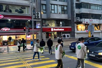 İzmir'de HÜDA PAR Gençlik Kolları, trafikte iftariye dağıttı