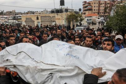 Katil İsrail'in ateşkesi ihlal ederek Gazze'ye düzenlediği saldırılarda bir çocuk hayatını kaybetti