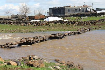 Köprü su altında kaldı, diyaliz hastası saatlerce bekledi