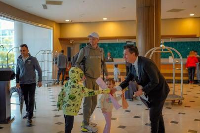 Marmaris'te turistler çiçeklerle karşılaşılandı