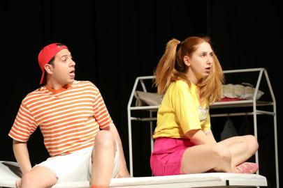 Menteşe Belediye Tiyatrosu, 'Çocuk Parkı Yaraları' Fethiye'de sahne aldı