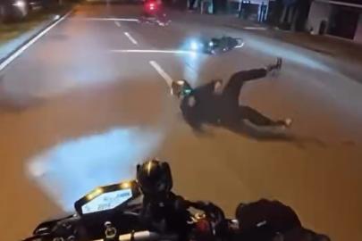 Sürücülerinin tek teker üzerinde kullandığı 2 motosiklet kaza yaptı: 2 yaralı