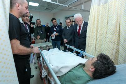 Vali Gül'den kazada yaralanan polis ve sivillere ziyaret