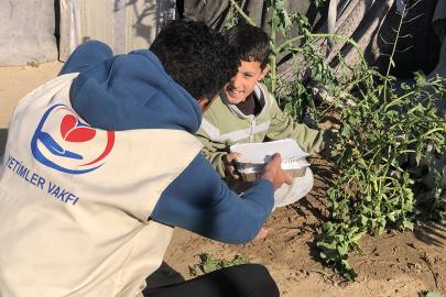 Yetimler Vakfı, Gazze'de her gün sıcak yemek yardımlarına devam ediyor
