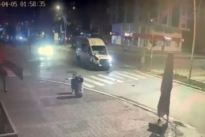 Ambulansla minibüs çarpıştı: 2 yaralı