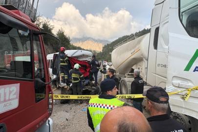 Antalya'da TIR ile minibüs çarpıştı: 7 ölü, 7 yaralı  (1)