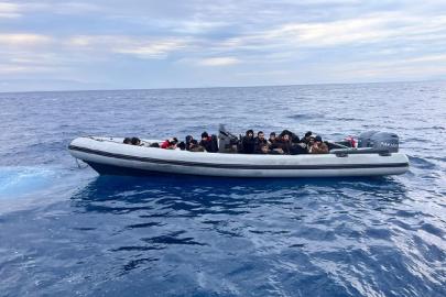 Aydın açıklarında 25 düzensiz göçmen ve 1 göçmen kaçakçısı yakalandı