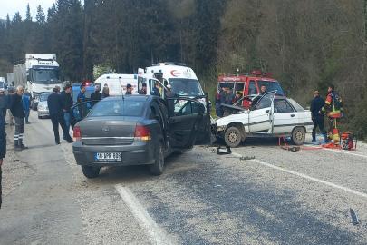 Balıkesir’de iki otomobil çarpıştı: 7 yaralı