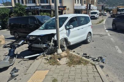 Bodrum’da trafik kazasında 2 Sahil Güvenlik personeli hafif yaralandı, kaza kamerada