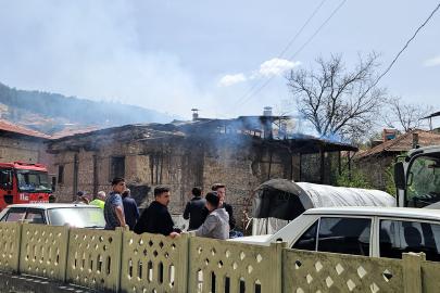 Bucak'ta boş ahşap ev yanarak küle döndü