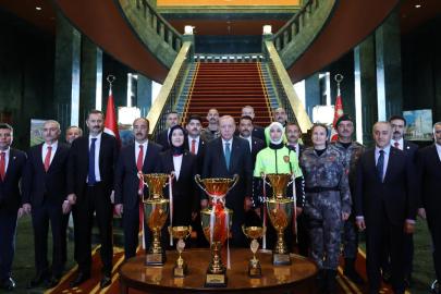 Cumhurbaşkanı Erdoğan'ı, Külliye'de Koruma Hizmetleri Genel Müdürlüğü personeli karşıladı