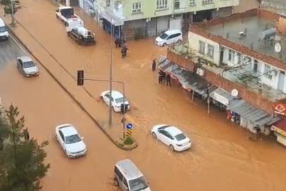 Diyarbakır'da etkili olan sağanak sonrası cadde ve sokaklar sular altında