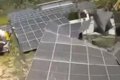 İşgalci İsrail askerleri, Lübnan'ın güneyinde güneş panellerini tahrip etti