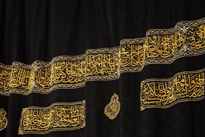 Kabe'nin örtüsü, her yıl hac mevsiminde yapılan uygulama kapsamında 3 metre yukarı kaldırıldı