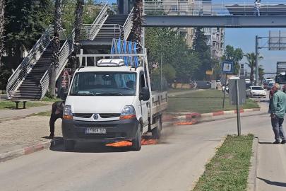 Kamyonette çıkan yangını, yoldan geçen araç sürücüleri söndürdü