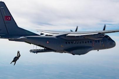 NATO'dan Türk paraşütçü paylaşımı