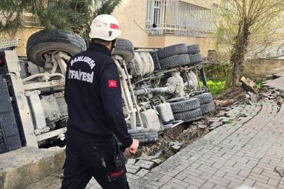 Şanlıurfa'da beton mikseri devrildi: Sürücü yaralandı