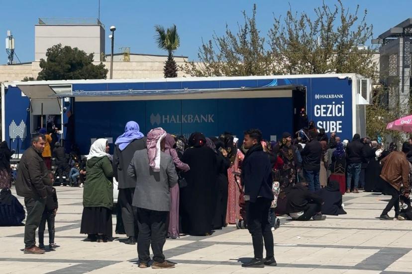 Sosyal destek ödemeleri aynı döneme denk geldi, kuyruklar oluştu