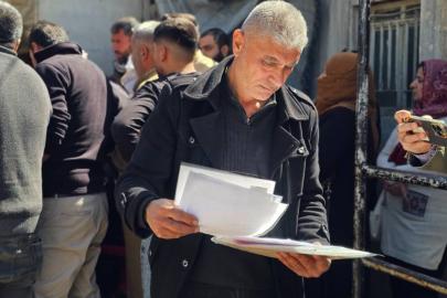 Suriye'de vatandaşlık krizi çözülüyor: Kürtler yıllar sonra kimlik için sıraya girdi