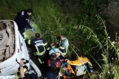 20 metrelik uçuruma yuvarlanan otomobilde 3 kişi yaralandı