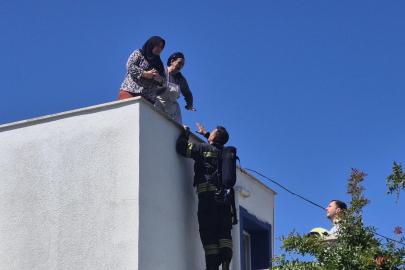 3 katlı binada yangın; çatıda mahsur kalan 2 kadın kurtarıldı