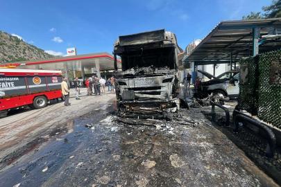 Akaryakıt istasyonunda mazot yüklü tanker alev aldı; 3 araç yandı