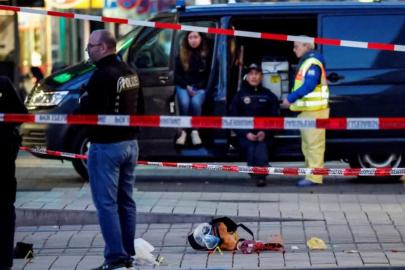 Almanya'da bir araç kalabalığa daldı: En az 2 ölü, çok sayıda yaralı 